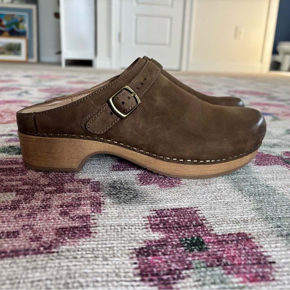 Dansko Brown Leather Clogs size 37 — classic minimalist workwear, Scandinavian